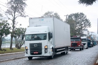 
<a style='margin-left: 5px;' class='btn btn-xs btn-social btn-facebook' href='https://www.facebook.com/sharer/sharer.php?u=https://www.galeramix.com.br/imagem/a33/800-800-90/conteudo/site_galerias/33/caminhoneiro-23.jpg' rel='popup' data-width='500' data-height='400'><i class='fa fa-facebook'></i>Compartilhar <span class='hidden-xs'>no Facebook</span>
</a> 
<a class='btn btn-default btn-xs' target='_blank' href='imagem/a33/800-800-90/conteudo/site_galerias/33/caminhoneiro-23.jpg'>
<span class='glyphicon glyphicon-cloud-download'></span> Salvar
</a>
