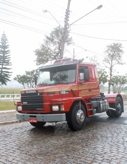 
<a style='margin-left: 5px;' class='btn btn-xs btn-social btn-facebook' href='https://www.facebook.com/sharer/sharer.php?u=https://www.galeramix.com.br/imagem/a33/800-800-90/conteudo/site_galerias/33/caminhoneiro-25.jpg' rel='popup' data-width='500' data-height='400'><i class='fa fa-facebook'></i>Compartilhar <span class='hidden-xs'>no Facebook</span>
</a> 
<a class='btn btn-default btn-xs' target='_blank' href='imagem/a33/800-800-90/conteudo/site_galerias/33/caminhoneiro-25.jpg'>
<span class='glyphicon glyphicon-cloud-download'></span> Salvar
</a>
