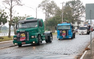 
<a style='margin-left: 5px;' class='btn btn-xs btn-social btn-facebook' href='https://www.facebook.com/sharer/sharer.php?u=https://www.galeramix.com.br/imagem/a33/800-800-90/conteudo/site_galerias/33/caminhoneiro-27.jpg' rel='popup' data-width='500' data-height='400'><i class='fa fa-facebook'></i>Compartilhar <span class='hidden-xs'>no Facebook</span>
</a> 
<a class='btn btn-default btn-xs' target='_blank' href='imagem/a33/800-800-90/conteudo/site_galerias/33/caminhoneiro-27.jpg'>
<span class='glyphicon glyphicon-cloud-download'></span> Salvar
</a>
