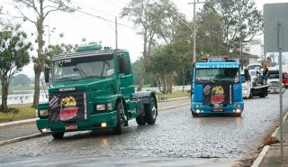 
<a style='margin-left: 5px;' class='btn btn-xs btn-social btn-facebook' href='https://www.facebook.com/sharer/sharer.php?u=https://www.galeramix.com.br/imagem/a33/800-800-90/conteudo/site_galerias/33/caminhoneiro-28.jpg' rel='popup' data-width='500' data-height='400'><i class='fa fa-facebook'></i>Compartilhar <span class='hidden-xs'>no Facebook</span>
</a> 
<a class='btn btn-default btn-xs' target='_blank' href='imagem/a33/800-800-90/conteudo/site_galerias/33/caminhoneiro-28.jpg'>
<span class='glyphicon glyphicon-cloud-download'></span> Salvar
</a>
