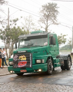 
<a style='margin-left: 5px;' class='btn btn-xs btn-social btn-facebook' href='https://www.facebook.com/sharer/sharer.php?u=https://www.galeramix.com.br/imagem/a33/800-800-90/conteudo/site_galerias/33/caminhoneiro-29.jpg' rel='popup' data-width='500' data-height='400'><i class='fa fa-facebook'></i>Compartilhar <span class='hidden-xs'>no Facebook</span>
</a> 
<a class='btn btn-default btn-xs' target='_blank' href='imagem/a33/800-800-90/conteudo/site_galerias/33/caminhoneiro-29.jpg'>
<span class='glyphicon glyphicon-cloud-download'></span> Salvar
</a>
