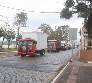 
<a style='margin-left: 5px;' class='btn btn-xs btn-social btn-facebook' href='https://www.facebook.com/sharer/sharer.php?u=https://www.galeramix.com.br/imagem/a33/800-800-90/conteudo/site_galerias/33/caminhoneiro-35.jpg' rel='popup' data-width='500' data-height='400'><i class='fa fa-facebook'></i>Compartilhar <span class='hidden-xs'>no Facebook</span>
</a> 
<a class='btn btn-default btn-xs' target='_blank' href='imagem/a33/800-800-90/conteudo/site_galerias/33/caminhoneiro-35.jpg'>
<span class='glyphicon glyphicon-cloud-download'></span> Salvar
</a>
