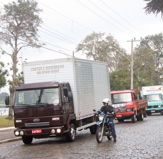 
<a style='margin-left: 5px;' class='btn btn-xs btn-social btn-facebook' href='https://www.facebook.com/sharer/sharer.php?u=https://www.galeramix.com.br/imagem/a33/800-800-90/conteudo/site_galerias/33/caminhoneiro-36.jpg' rel='popup' data-width='500' data-height='400'><i class='fa fa-facebook'></i>Compartilhar <span class='hidden-xs'>no Facebook</span>
</a> 
<a class='btn btn-default btn-xs' target='_blank' href='imagem/a33/800-800-90/conteudo/site_galerias/33/caminhoneiro-36.jpg'>
<span class='glyphicon glyphicon-cloud-download'></span> Salvar
</a>
