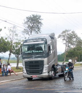 
<a style='margin-left: 5px;' class='btn btn-xs btn-social btn-facebook' href='https://www.facebook.com/sharer/sharer.php?u=https://www.galeramix.com.br/imagem/a33/800-800-90/conteudo/site_galerias/33/caminhoneiro-37.jpg' rel='popup' data-width='500' data-height='400'><i class='fa fa-facebook'></i>Compartilhar <span class='hidden-xs'>no Facebook</span>
</a> 
<a class='btn btn-default btn-xs' target='_blank' href='imagem/a33/800-800-90/conteudo/site_galerias/33/caminhoneiro-37.jpg'>
<span class='glyphicon glyphicon-cloud-download'></span> Salvar
</a>
