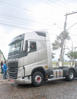 
<a style='margin-left: 5px;' class='btn btn-xs btn-social btn-facebook' href='https://www.facebook.com/sharer/sharer.php?u=https://www.galeramix.com.br/imagem/a33/800-800-90/conteudo/site_galerias/33/caminhoneiro-38.jpg' rel='popup' data-width='500' data-height='400'><i class='fa fa-facebook'></i>Compartilhar <span class='hidden-xs'>no Facebook</span>
</a> 
<a class='btn btn-default btn-xs' target='_blank' href='imagem/a33/800-800-90/conteudo/site_galerias/33/caminhoneiro-38.jpg'>
<span class='glyphicon glyphicon-cloud-download'></span> Salvar
</a>
