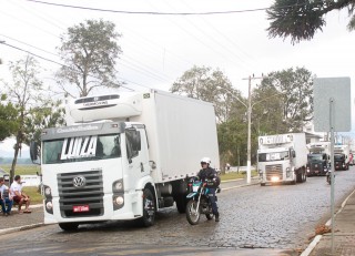 
<a style='margin-left: 5px;' class='btn btn-xs btn-social btn-facebook' href='https://www.facebook.com/sharer/sharer.php?u=https://www.galeramix.com.br/imagem/a33/800-800-90/conteudo/site_galerias/33/caminhoneiro-39.jpg' rel='popup' data-width='500' data-height='400'><i class='fa fa-facebook'></i>Compartilhar <span class='hidden-xs'>no Facebook</span>
</a> 
<a class='btn btn-default btn-xs' target='_blank' href='imagem/a33/800-800-90/conteudo/site_galerias/33/caminhoneiro-39.jpg'>
<span class='glyphicon glyphicon-cloud-download'></span> Salvar
</a>
