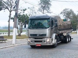 
<a style='margin-left: 5px;' class='btn btn-xs btn-social btn-facebook' href='https://www.facebook.com/sharer/sharer.php?u=https://www.galeramix.com.br/imagem/a33/800-800-90/conteudo/site_galerias/33/caminhoneiro-4.jpg' rel='popup' data-width='500' data-height='400'><i class='fa fa-facebook'></i>Compartilhar <span class='hidden-xs'>no Facebook</span>
</a> 
<a class='btn btn-default btn-xs' target='_blank' href='imagem/a33/800-800-90/conteudo/site_galerias/33/caminhoneiro-4.jpg'>
<span class='glyphicon glyphicon-cloud-download'></span> Salvar
</a>
