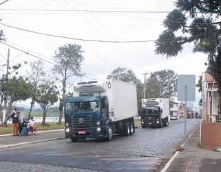 
<a style='margin-left: 5px;' class='btn btn-xs btn-social btn-facebook' href='https://www.facebook.com/sharer/sharer.php?u=https://www.galeramix.com.br/imagem/a33/800-800-90/conteudo/site_galerias/33/caminhoneiro-40.jpg' rel='popup' data-width='500' data-height='400'><i class='fa fa-facebook'></i>Compartilhar <span class='hidden-xs'>no Facebook</span>
</a> 
<a class='btn btn-default btn-xs' target='_blank' href='imagem/a33/800-800-90/conteudo/site_galerias/33/caminhoneiro-40.jpg'>
<span class='glyphicon glyphicon-cloud-download'></span> Salvar
</a>
