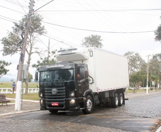 
<a style='margin-left: 5px;' class='btn btn-xs btn-social btn-facebook' href='https://www.facebook.com/sharer/sharer.php?u=https://www.galeramix.com.br/imagem/a33/800-800-90/conteudo/site_galerias/33/caminhoneiro-41.jpg' rel='popup' data-width='500' data-height='400'><i class='fa fa-facebook'></i>Compartilhar <span class='hidden-xs'>no Facebook</span>
</a> 
<a class='btn btn-default btn-xs' target='_blank' href='imagem/a33/800-800-90/conteudo/site_galerias/33/caminhoneiro-41.jpg'>
<span class='glyphicon glyphicon-cloud-download'></span> Salvar
</a>
