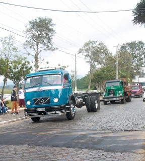 
<a style='margin-left: 5px;' class='btn btn-xs btn-social btn-facebook' href='https://www.facebook.com/sharer/sharer.php?u=https://www.galeramix.com.br/imagem/a33/800-800-90/conteudo/site_galerias/33/caminhoneiro-42.jpg' rel='popup' data-width='500' data-height='400'><i class='fa fa-facebook'></i>Compartilhar <span class='hidden-xs'>no Facebook</span>
</a> 
<a class='btn btn-default btn-xs' target='_blank' href='imagem/a33/800-800-90/conteudo/site_galerias/33/caminhoneiro-42.jpg'>
<span class='glyphicon glyphicon-cloud-download'></span> Salvar
</a>
