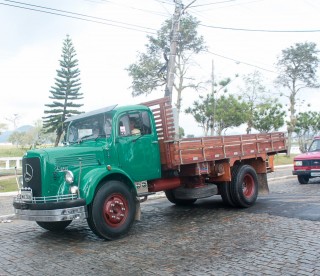 
<a style='margin-left: 5px;' class='btn btn-xs btn-social btn-facebook' href='https://www.facebook.com/sharer/sharer.php?u=https://www.galeramix.com.br/imagem/a33/800-800-90/conteudo/site_galerias/33/caminhoneiro-44.jpg' rel='popup' data-width='500' data-height='400'><i class='fa fa-facebook'></i>Compartilhar <span class='hidden-xs'>no Facebook</span>
</a> 
<a class='btn btn-default btn-xs' target='_blank' href='imagem/a33/800-800-90/conteudo/site_galerias/33/caminhoneiro-44.jpg'>
<span class='glyphicon glyphicon-cloud-download'></span> Salvar
</a>
