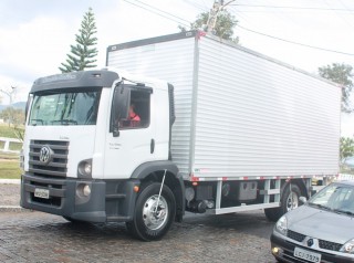 
<a style='margin-left: 5px;' class='btn btn-xs btn-social btn-facebook' href='https://www.facebook.com/sharer/sharer.php?u=https://www.galeramix.com.br/imagem/a33/800-800-90/conteudo/site_galerias/33/caminhoneiro-46.jpg' rel='popup' data-width='500' data-height='400'><i class='fa fa-facebook'></i>Compartilhar <span class='hidden-xs'>no Facebook</span>
</a> 
<a class='btn btn-default btn-xs' target='_blank' href='imagem/a33/800-800-90/conteudo/site_galerias/33/caminhoneiro-46.jpg'>
<span class='glyphicon glyphicon-cloud-download'></span> Salvar
</a>
