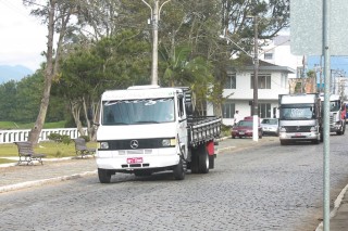 
<a style='margin-left: 5px;' class='btn btn-xs btn-social btn-facebook' href='https://www.facebook.com/sharer/sharer.php?u=https://www.galeramix.com.br/imagem/a33/800-800-90/conteudo/site_galerias/33/caminhoneiro-49.jpg' rel='popup' data-width='500' data-height='400'><i class='fa fa-facebook'></i>Compartilhar <span class='hidden-xs'>no Facebook</span>
</a> 
<a class='btn btn-default btn-xs' target='_blank' href='imagem/a33/800-800-90/conteudo/site_galerias/33/caminhoneiro-49.jpg'>
<span class='glyphicon glyphicon-cloud-download'></span> Salvar
</a>
