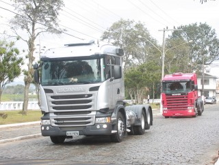 
<a style='margin-left: 5px;' class='btn btn-xs btn-social btn-facebook' href='https://www.facebook.com/sharer/sharer.php?u=https://www.galeramix.com.br/imagem/a33/800-800-90/conteudo/site_galerias/33/caminhoneiro-51.jpg' rel='popup' data-width='500' data-height='400'><i class='fa fa-facebook'></i>Compartilhar <span class='hidden-xs'>no Facebook</span>
</a> 
<a class='btn btn-default btn-xs' target='_blank' href='imagem/a33/800-800-90/conteudo/site_galerias/33/caminhoneiro-51.jpg'>
<span class='glyphicon glyphicon-cloud-download'></span> Salvar
</a>
