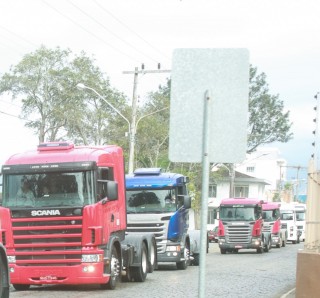 
<a style='margin-left: 5px;' class='btn btn-xs btn-social btn-facebook' href='https://www.facebook.com/sharer/sharer.php?u=https://www.galeramix.com.br/imagem/a33/800-800-90/conteudo/site_galerias/33/caminhoneiro-53.jpg' rel='popup' data-width='500' data-height='400'><i class='fa fa-facebook'></i>Compartilhar <span class='hidden-xs'>no Facebook</span>
</a> 
<a class='btn btn-default btn-xs' target='_blank' href='imagem/a33/800-800-90/conteudo/site_galerias/33/caminhoneiro-53.jpg'>
<span class='glyphicon glyphicon-cloud-download'></span> Salvar
</a>
