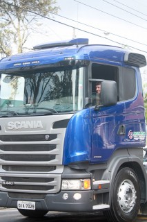 
<a style='margin-left: 5px;' class='btn btn-xs btn-social btn-facebook' href='https://www.facebook.com/sharer/sharer.php?u=https://www.galeramix.com.br/imagem/a33/800-800-90/conteudo/site_galerias/33/caminhoneiro-55.jpg' rel='popup' data-width='500' data-height='400'><i class='fa fa-facebook'></i>Compartilhar <span class='hidden-xs'>no Facebook</span>
</a> 
<a class='btn btn-default btn-xs' target='_blank' href='imagem/a33/800-800-90/conteudo/site_galerias/33/caminhoneiro-55.jpg'>
<span class='glyphicon glyphicon-cloud-download'></span> Salvar
</a>
