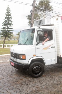 
<a style='margin-left: 5px;' class='btn btn-xs btn-social btn-facebook' href='https://www.facebook.com/sharer/sharer.php?u=https://www.galeramix.com.br/imagem/a33/800-800-90/conteudo/site_galerias/33/caminhoneiro-59.jpg' rel='popup' data-width='500' data-height='400'><i class='fa fa-facebook'></i>Compartilhar <span class='hidden-xs'>no Facebook</span>
</a> 
<a class='btn btn-default btn-xs' target='_blank' href='imagem/a33/800-800-90/conteudo/site_galerias/33/caminhoneiro-59.jpg'>
<span class='glyphicon glyphicon-cloud-download'></span> Salvar
</a>
