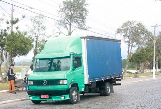 
<a style='margin-left: 5px;' class='btn btn-xs btn-social btn-facebook' href='https://www.facebook.com/sharer/sharer.php?u=https://www.galeramix.com.br/imagem/a33/800-800-90/conteudo/site_galerias/33/caminhoneiro-61.jpg' rel='popup' data-width='500' data-height='400'><i class='fa fa-facebook'></i>Compartilhar <span class='hidden-xs'>no Facebook</span>
</a> 
<a class='btn btn-default btn-xs' target='_blank' href='imagem/a33/800-800-90/conteudo/site_galerias/33/caminhoneiro-61.jpg'>
<span class='glyphicon glyphicon-cloud-download'></span> Salvar
</a>
