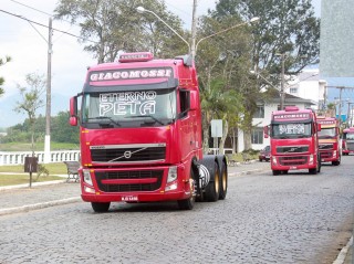 
<a style='margin-left: 5px;' class='btn btn-xs btn-social btn-facebook' href='https://www.facebook.com/sharer/sharer.php?u=https://www.galeramix.com.br/imagem/a33/800-800-90/conteudo/site_galerias/33/caminhoneiro-62.jpg' rel='popup' data-width='500' data-height='400'><i class='fa fa-facebook'></i>Compartilhar <span class='hidden-xs'>no Facebook</span>
</a> 
<a class='btn btn-default btn-xs' target='_blank' href='imagem/a33/800-800-90/conteudo/site_galerias/33/caminhoneiro-62.jpg'>
<span class='glyphicon glyphicon-cloud-download'></span> Salvar
</a>
