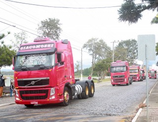 
<a style='margin-left: 5px;' class='btn btn-xs btn-social btn-facebook' href='https://www.facebook.com/sharer/sharer.php?u=https://www.galeramix.com.br/imagem/a33/800-800-90/conteudo/site_galerias/33/caminhoneiro-63.jpg' rel='popup' data-width='500' data-height='400'><i class='fa fa-facebook'></i>Compartilhar <span class='hidden-xs'>no Facebook</span>
</a> 
<a class='btn btn-default btn-xs' target='_blank' href='imagem/a33/800-800-90/conteudo/site_galerias/33/caminhoneiro-63.jpg'>
<span class='glyphicon glyphicon-cloud-download'></span> Salvar
</a>
