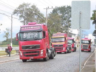 
<a style='margin-left: 5px;' class='btn btn-xs btn-social btn-facebook' href='https://www.facebook.com/sharer/sharer.php?u=https://www.galeramix.com.br/imagem/a33/800-800-90/conteudo/site_galerias/33/caminhoneiro-64.jpg' rel='popup' data-width='500' data-height='400'><i class='fa fa-facebook'></i>Compartilhar <span class='hidden-xs'>no Facebook</span>
</a> 
<a class='btn btn-default btn-xs' target='_blank' href='imagem/a33/800-800-90/conteudo/site_galerias/33/caminhoneiro-64.jpg'>
<span class='glyphicon glyphicon-cloud-download'></span> Salvar
</a>
