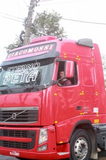 
<a style='margin-left: 5px;' class='btn btn-xs btn-social btn-facebook' href='https://www.facebook.com/sharer/sharer.php?u=https://www.galeramix.com.br/imagem/a33/800-800-90/conteudo/site_galerias/33/caminhoneiro-65.jpg' rel='popup' data-width='500' data-height='400'><i class='fa fa-facebook'></i>Compartilhar <span class='hidden-xs'>no Facebook</span>
</a> 
<a class='btn btn-default btn-xs' target='_blank' href='imagem/a33/800-800-90/conteudo/site_galerias/33/caminhoneiro-65.jpg'>
<span class='glyphicon glyphicon-cloud-download'></span> Salvar
</a>
