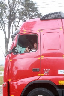 
<a style='margin-left: 5px;' class='btn btn-xs btn-social btn-facebook' href='https://www.facebook.com/sharer/sharer.php?u=https://www.galeramix.com.br/imagem/a33/800-800-90/conteudo/site_galerias/33/caminhoneiro-66.jpg' rel='popup' data-width='500' data-height='400'><i class='fa fa-facebook'></i>Compartilhar <span class='hidden-xs'>no Facebook</span>
</a> 
<a class='btn btn-default btn-xs' target='_blank' href='imagem/a33/800-800-90/conteudo/site_galerias/33/caminhoneiro-66.jpg'>
<span class='glyphicon glyphicon-cloud-download'></span> Salvar
</a>
