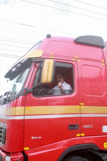 
<a style='margin-left: 5px;' class='btn btn-xs btn-social btn-facebook' href='https://www.facebook.com/sharer/sharer.php?u=https://www.galeramix.com.br/imagem/a33/800-800-90/conteudo/site_galerias/33/caminhoneiro-69.jpg' rel='popup' data-width='500' data-height='400'><i class='fa fa-facebook'></i>Compartilhar <span class='hidden-xs'>no Facebook</span>
</a> 
<a class='btn btn-default btn-xs' target='_blank' href='imagem/a33/800-800-90/conteudo/site_galerias/33/caminhoneiro-69.jpg'>
<span class='glyphicon glyphicon-cloud-download'></span> Salvar
</a>
