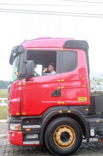 
<a style='margin-left: 5px;' class='btn btn-xs btn-social btn-facebook' href='https://www.facebook.com/sharer/sharer.php?u=https://www.galeramix.com.br/imagem/a33/800-800-90/conteudo/site_galerias/33/caminhoneiro-70.jpg' rel='popup' data-width='500' data-height='400'><i class='fa fa-facebook'></i>Compartilhar <span class='hidden-xs'>no Facebook</span>
</a> 
<a class='btn btn-default btn-xs' target='_blank' href='imagem/a33/800-800-90/conteudo/site_galerias/33/caminhoneiro-70.jpg'>
<span class='glyphicon glyphicon-cloud-download'></span> Salvar
</a>
