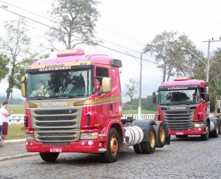 
<a style='margin-left: 5px;' class='btn btn-xs btn-social btn-facebook' href='https://www.facebook.com/sharer/sharer.php?u=https://www.galeramix.com.br/imagem/a33/800-800-90/conteudo/site_galerias/33/caminhoneiro-71.jpg' rel='popup' data-width='500' data-height='400'><i class='fa fa-facebook'></i>Compartilhar <span class='hidden-xs'>no Facebook</span>
</a> 
<a class='btn btn-default btn-xs' target='_blank' href='imagem/a33/800-800-90/conteudo/site_galerias/33/caminhoneiro-71.jpg'>
<span class='glyphicon glyphicon-cloud-download'></span> Salvar
</a>
