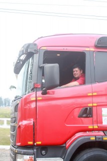 
<a style='margin-left: 5px;' class='btn btn-xs btn-social btn-facebook' href='https://www.facebook.com/sharer/sharer.php?u=https://www.galeramix.com.br/imagem/a33/800-800-90/conteudo/site_galerias/33/caminhoneiro-73.jpg' rel='popup' data-width='500' data-height='400'><i class='fa fa-facebook'></i>Compartilhar <span class='hidden-xs'>no Facebook</span>
</a> 
<a class='btn btn-default btn-xs' target='_blank' href='imagem/a33/800-800-90/conteudo/site_galerias/33/caminhoneiro-73.jpg'>
<span class='glyphicon glyphicon-cloud-download'></span> Salvar
</a>
