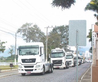 
<a style='margin-left: 5px;' class='btn btn-xs btn-social btn-facebook' href='https://www.facebook.com/sharer/sharer.php?u=https://www.galeramix.com.br/imagem/a33/800-800-90/conteudo/site_galerias/33/caminhoneiro-75.jpg' rel='popup' data-width='500' data-height='400'><i class='fa fa-facebook'></i>Compartilhar <span class='hidden-xs'>no Facebook</span>
</a> 
<a class='btn btn-default btn-xs' target='_blank' href='imagem/a33/800-800-90/conteudo/site_galerias/33/caminhoneiro-75.jpg'>
<span class='glyphicon glyphicon-cloud-download'></span> Salvar
</a>
