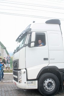 
<a style='margin-left: 5px;' class='btn btn-xs btn-social btn-facebook' href='https://www.facebook.com/sharer/sharer.php?u=https://www.galeramix.com.br/imagem/a33/800-800-90/conteudo/site_galerias/33/caminhoneiro-78.jpg' rel='popup' data-width='500' data-height='400'><i class='fa fa-facebook'></i>Compartilhar <span class='hidden-xs'>no Facebook</span>
</a> 
<a class='btn btn-default btn-xs' target='_blank' href='imagem/a33/800-800-90/conteudo/site_galerias/33/caminhoneiro-78.jpg'>
<span class='glyphicon glyphicon-cloud-download'></span> Salvar
</a>
