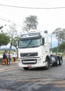 
<a style='margin-left: 5px;' class='btn btn-xs btn-social btn-facebook' href='https://www.facebook.com/sharer/sharer.php?u=https://www.galeramix.com.br/imagem/a33/800-800-90/conteudo/site_galerias/33/caminhoneiro-79.jpg' rel='popup' data-width='500' data-height='400'><i class='fa fa-facebook'></i>Compartilhar <span class='hidden-xs'>no Facebook</span>
</a> 
<a class='btn btn-default btn-xs' target='_blank' href='imagem/a33/800-800-90/conteudo/site_galerias/33/caminhoneiro-79.jpg'>
<span class='glyphicon glyphicon-cloud-download'></span> Salvar
</a>
