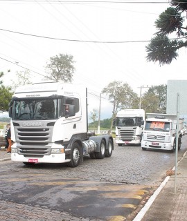 
<a style='margin-left: 5px;' class='btn btn-xs btn-social btn-facebook' href='https://www.facebook.com/sharer/sharer.php?u=https://www.galeramix.com.br/imagem/a33/800-800-90/conteudo/site_galerias/33/caminhoneiro-81.jpg' rel='popup' data-width='500' data-height='400'><i class='fa fa-facebook'></i>Compartilhar <span class='hidden-xs'>no Facebook</span>
</a> 
<a class='btn btn-default btn-xs' target='_blank' href='imagem/a33/800-800-90/conteudo/site_galerias/33/caminhoneiro-81.jpg'>
<span class='glyphicon glyphicon-cloud-download'></span> Salvar
</a>
