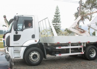 
<a style='margin-left: 5px;' class='btn btn-xs btn-social btn-facebook' href='https://www.facebook.com/sharer/sharer.php?u=https://www.galeramix.com.br/imagem/a33/800-800-90/conteudo/site_galerias/33/caminhoneiro-84.jpg' rel='popup' data-width='500' data-height='400'><i class='fa fa-facebook'></i>Compartilhar <span class='hidden-xs'>no Facebook</span>
</a> 
<a class='btn btn-default btn-xs' target='_blank' href='imagem/a33/800-800-90/conteudo/site_galerias/33/caminhoneiro-84.jpg'>
<span class='glyphicon glyphicon-cloud-download'></span> Salvar
</a>
