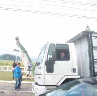 
<a style='margin-left: 5px;' class='btn btn-xs btn-social btn-facebook' href='https://www.facebook.com/sharer/sharer.php?u=https://www.galeramix.com.br/imagem/a33/800-800-90/conteudo/site_galerias/33/caminhoneiro-87.jpg' rel='popup' data-width='500' data-height='400'><i class='fa fa-facebook'></i>Compartilhar <span class='hidden-xs'>no Facebook</span>
</a> 
<a class='btn btn-default btn-xs' target='_blank' href='imagem/a33/800-800-90/conteudo/site_galerias/33/caminhoneiro-87.jpg'>
<span class='glyphicon glyphicon-cloud-download'></span> Salvar
</a>
