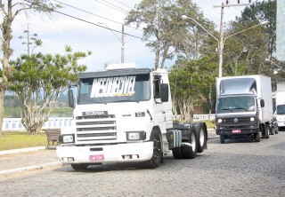 
<a style='margin-left: 5px;' class='btn btn-xs btn-social btn-facebook' href='https://www.facebook.com/sharer/sharer.php?u=https://www.galeramix.com.br/imagem/a33/800-800-90/conteudo/site_galerias/33/caminhoneiro-89.jpg' rel='popup' data-width='500' data-height='400'><i class='fa fa-facebook'></i>Compartilhar <span class='hidden-xs'>no Facebook</span>
</a> 
<a class='btn btn-default btn-xs' target='_blank' href='imagem/a33/800-800-90/conteudo/site_galerias/33/caminhoneiro-89.jpg'>
<span class='glyphicon glyphicon-cloud-download'></span> Salvar
</a>
