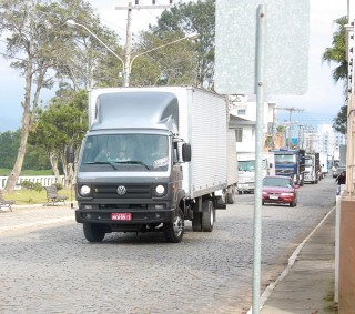 
<a style='margin-left: 5px;' class='btn btn-xs btn-social btn-facebook' href='https://www.facebook.com/sharer/sharer.php?u=https://www.galeramix.com.br/imagem/a33/800-800-90/conteudo/site_galerias/33/caminhoneiro-90.jpg' rel='popup' data-width='500' data-height='400'><i class='fa fa-facebook'></i>Compartilhar <span class='hidden-xs'>no Facebook</span>
</a> 
<a class='btn btn-default btn-xs' target='_blank' href='imagem/a33/800-800-90/conteudo/site_galerias/33/caminhoneiro-90.jpg'>
<span class='glyphicon glyphicon-cloud-download'></span> Salvar
</a>
