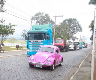 
<a style='margin-left: 5px;' class='btn btn-xs btn-social btn-facebook' href='https://www.facebook.com/sharer/sharer.php?u=https://www.galeramix.com.br/imagem/a33/800-800-90/conteudo/site_galerias/33/caminhoneiro-93.jpg' rel='popup' data-width='500' data-height='400'><i class='fa fa-facebook'></i>Compartilhar <span class='hidden-xs'>no Facebook</span>
</a> 
<a class='btn btn-default btn-xs' target='_blank' href='imagem/a33/800-800-90/conteudo/site_galerias/33/caminhoneiro-93.jpg'>
<span class='glyphicon glyphicon-cloud-download'></span> Salvar
</a>
