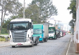 
<a style='margin-left: 5px;' class='btn btn-xs btn-social btn-facebook' href='https://www.facebook.com/sharer/sharer.php?u=https://www.galeramix.com.br/imagem/a33/800-800-90/conteudo/site_galerias/33/caminhoneiro-95.jpg' rel='popup' data-width='500' data-height='400'><i class='fa fa-facebook'></i>Compartilhar <span class='hidden-xs'>no Facebook</span>
</a> 
<a class='btn btn-default btn-xs' target='_blank' href='imagem/a33/800-800-90/conteudo/site_galerias/33/caminhoneiro-95.jpg'>
<span class='glyphicon glyphicon-cloud-download'></span> Salvar
</a>
