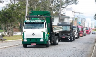 
<a style='margin-left: 5px;' class='btn btn-xs btn-social btn-facebook' href='https://www.facebook.com/sharer/sharer.php?u=https://www.galeramix.com.br/imagem/a33/800-800-90/conteudo/site_galerias/33/caminhoneiro-96.jpg' rel='popup' data-width='500' data-height='400'><i class='fa fa-facebook'></i>Compartilhar <span class='hidden-xs'>no Facebook</span>
</a> 
<a class='btn btn-default btn-xs' target='_blank' href='imagem/a33/800-800-90/conteudo/site_galerias/33/caminhoneiro-96.jpg'>
<span class='glyphicon glyphicon-cloud-download'></span> Salvar
</a>
