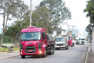 
<a style='margin-left: 5px;' class='btn btn-xs btn-social btn-facebook' href='https://www.facebook.com/sharer/sharer.php?u=https://www.galeramix.com.br/imagem/a33/800-800-90/conteudo/site_galerias/33/caminhoneiro-99.jpg' rel='popup' data-width='500' data-height='400'><i class='fa fa-facebook'></i>Compartilhar <span class='hidden-xs'>no Facebook</span>
</a> 
<a class='btn btn-default btn-xs' target='_blank' href='imagem/a33/800-800-90/conteudo/site_galerias/33/caminhoneiro-99.jpg'>
<span class='glyphicon glyphicon-cloud-download'></span> Salvar
</a>
