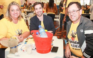 
                    <a style='margin-left: 5px;' class='btn btn-xs btn-social btn-facebook' href='https://www.facebook.com/sharer/sharer.php?u=https://www.galeramix.com.br/imagem/a35/800-800-90/conteudo/site_galerias/35/feijoada-adec-galera-mix-102.jpg' rel='popup' data-width='500' data-height='400'><i class='fa fa-facebook'></i>Compartilhar <span class='hidden-xs'>no Facebook</span>
                </a> 
                <a class='btn btn-default btn-xs' target='_blank' href='imagem/a35/800-800-90/conteudo/site_galerias/35/feijoada-adec-galera-mix-102.jpg'>
                    <span class='glyphicon glyphicon-cloud-download'></span> Salvar
                </a>
                