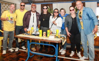 
            <a style='margin-left: 5px;' class='btn btn-xs btn-social btn-facebook' href='https://www.facebook.com/sharer/sharer.php?u=https://www.galeramix.com.br/imagem/a35/800-800-90/conteudo/site_galerias/35/feijoada-adec-galera-mix-104.jpg' rel='popup' data-width='500' data-height='400'><i class='fa fa-facebook'></i>Compartilhar <span class='hidden-xs'>no Facebook</span>
        </a> 
        <a class='btn btn-default btn-xs' target='_blank' href='imagem/a35/800-800-90/conteudo/site_galerias/35/feijoada-adec-galera-mix-104.jpg'>
            <span class='glyphicon glyphicon-cloud-download'></span> Salvar
        </a>
        