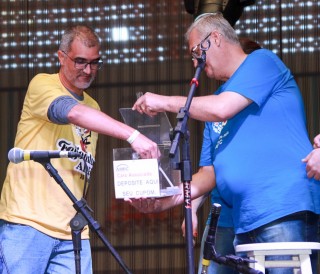 
    <a style='margin-left: 5px;' class='btn btn-xs btn-social btn-facebook' href='https://www.facebook.com/sharer/sharer.php?u=https://www.galeramix.com.br/imagem/a35/800-800-90/conteudo/site_galerias/35/feijoada-adec-galera-mix-106.jpg' rel='popup' data-width='500' data-height='400'><i class='fa fa-facebook'></i>Compartilhar <span class='hidden-xs'>no Facebook</span>
</a> 
<a class='btn btn-default btn-xs' target='_blank' href='imagem/a35/800-800-90/conteudo/site_galerias/35/feijoada-adec-galera-mix-106.jpg'>
    <span class='glyphicon glyphicon-cloud-download'></span> Salvar
</a>
