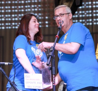 
<a style='margin-left: 5px;' class='btn btn-xs btn-social btn-facebook' href='https://www.facebook.com/sharer/sharer.php?u=https://www.galeramix.com.br/imagem/a35/800-800-90/conteudo/site_galerias/35/feijoada-adec-galera-mix-107.jpg' rel='popup' data-width='500' data-height='400'><i class='fa fa-facebook'></i>Compartilhar <span class='hidden-xs'>no Facebook</span>
</a> 
<a class='btn btn-default btn-xs' target='_blank' href='imagem/a35/800-800-90/conteudo/site_galerias/35/feijoada-adec-galera-mix-107.jpg'>
<span class='glyphicon glyphicon-cloud-download'></span> Salvar
</a>
