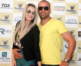 
<a style='margin-left: 5px;' class='btn btn-xs btn-social btn-facebook' href='https://www.facebook.com/sharer/sharer.php?u=https://www.galeramix.com.br/imagem/a35/800-800-90/conteudo/site_galerias/35/feijoada-adec-galera-mix-117.jpg' rel='popup' data-width='500' data-height='400'><i class='fa fa-facebook'></i>Compartilhar <span class='hidden-xs'>no Facebook</span>
</a> 
<a class='btn btn-default btn-xs' target='_blank' href='imagem/a35/800-800-90/conteudo/site_galerias/35/feijoada-adec-galera-mix-117.jpg'>
<span class='glyphicon glyphicon-cloud-download'></span> Salvar
</a>
