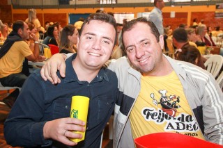 
<a style='margin-left: 5px;' class='btn btn-xs btn-social btn-facebook' href='https://www.facebook.com/sharer/sharer.php?u=https://www.galeramix.com.br/imagem/a35/800-800-90/conteudo/site_galerias/35/feijoada-adec-galera-mix-121.jpg' rel='popup' data-width='500' data-height='400'><i class='fa fa-facebook'></i>Compartilhar <span class='hidden-xs'>no Facebook</span>
</a> 
<a class='btn btn-default btn-xs' target='_blank' href='imagem/a35/800-800-90/conteudo/site_galerias/35/feijoada-adec-galera-mix-121.jpg'>
<span class='glyphicon glyphicon-cloud-download'></span> Salvar
</a>
