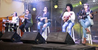 
<a style='margin-left: 5px;' class='btn btn-xs btn-social btn-facebook' href='https://www.facebook.com/sharer/sharer.php?u=https://www.galeramix.com.br/imagem/a35/800-800-90/conteudo/site_galerias/35/feijoada-adec-galera-mix-125.jpg' rel='popup' data-width='500' data-height='400'><i class='fa fa-facebook'></i>Compartilhar <span class='hidden-xs'>no Facebook</span>
</a> 
<a class='btn btn-default btn-xs' target='_blank' href='imagem/a35/800-800-90/conteudo/site_galerias/35/feijoada-adec-galera-mix-125.jpg'>
<span class='glyphicon glyphicon-cloud-download'></span> Salvar
</a>
